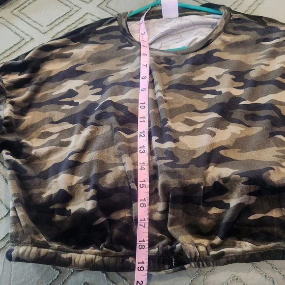 No boundaries crushed velvet camouflage crop long sleeve shirt. Size XXL (19) - Picture 2 of 8